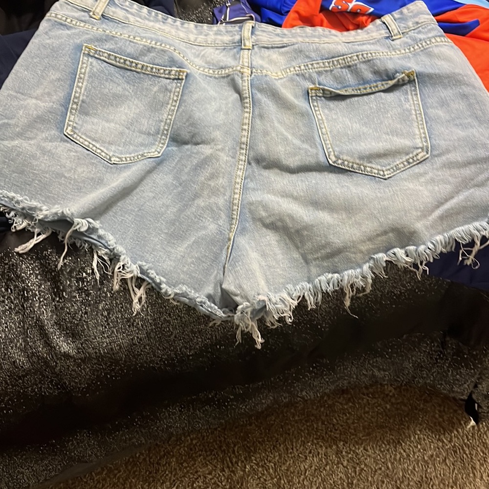 Shorts - Picture 2 of 3